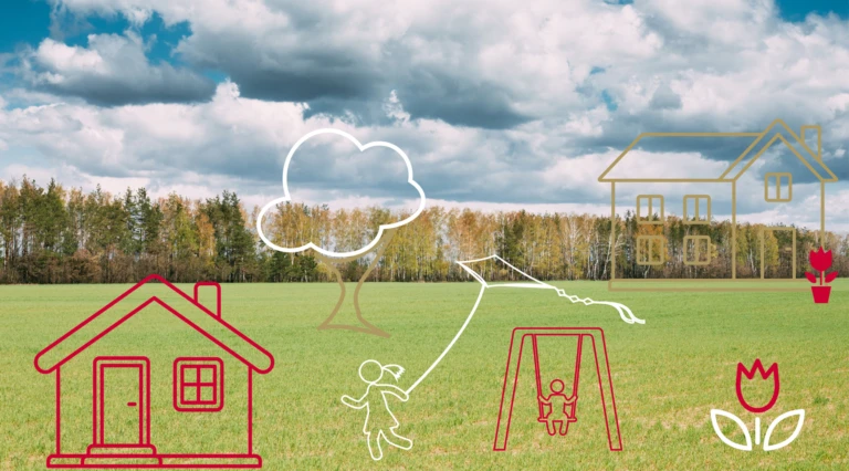 Illustration av hus, träd, gunga och blommor ovanpå ett foto av en grön äng med skog och molnig himmel i bakgrunden.