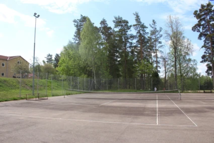Tennisbana med asfaltsunderlag i Linneryd.
