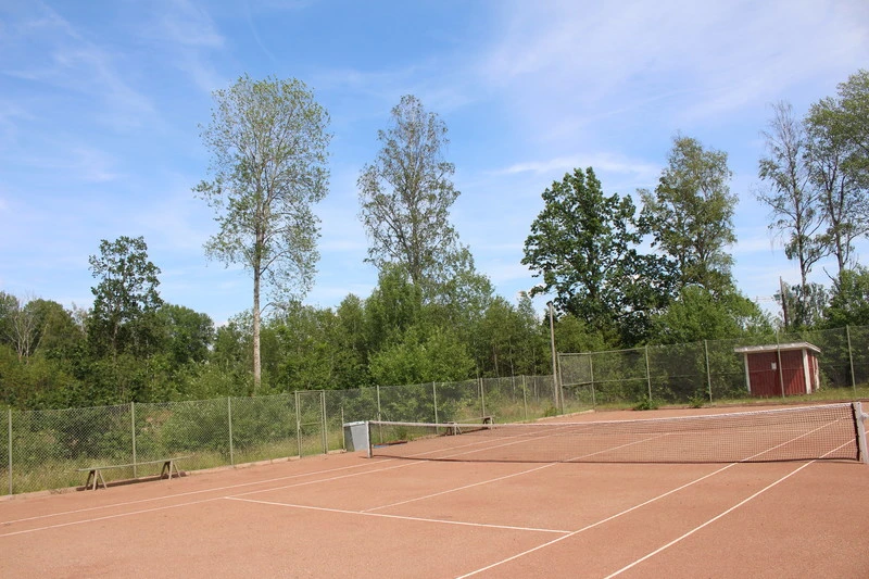 Bild på tennisbana med grusunderlag i Konga.