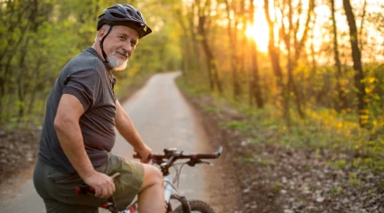 man med cykel vid en cykelväg