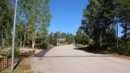 Väg genom villakvarter