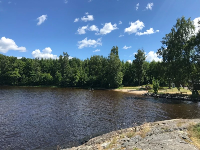 Bild från berget och bort på stranden i Kärrasand.