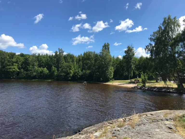 Bild från berget och bort på stranden i Kärrasand.