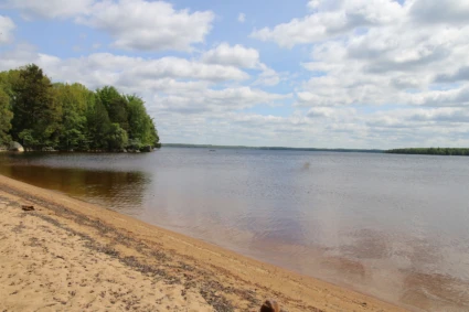 Bild på sandstranden på Laxasand badplats.