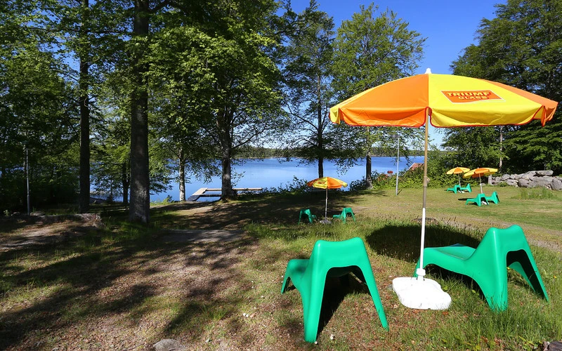 Två solstolar och parasoll vid Rävabacken