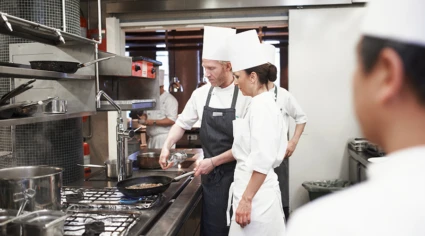 Restaurangkök med personal